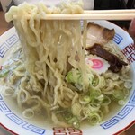 日の出製麺 - 透き通ったスープ&平打ち縮れ麺