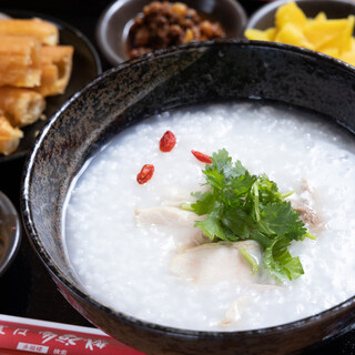 Rich lunch menu♪ Healthy rice porridge and knife-cut noodle are popular among women.