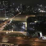 Dusit Thani - 室内光の映りこみが悲しい夜景