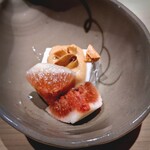 温石 - 無花果と落花生豆腐。落花生豆腐は、そのままでは上質なオリーブオイルのようです。それに炒った落花生と、摺った落花生でコントラストを加えて。