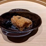 温石 - 麻機蓮根のおかき揚げ。大好きな一皿。烏賊墨塩で頂きます。