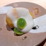 温石 - 柿と塩銀杏の白和え。シンプルな美しさに息を飲んだ一皿。温石さんの美学に夢中です。