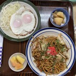 Inariya - 焼きそば560円＋目玉焼300円