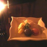 ニューヨークバー アッパークラブ シャンパン＆シガー - 流石！お店は、食事後って事もあり、フルーツとマカロンを準備してくれた！