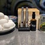 駄目な隣人 - 卓上調味料。黒胡椒、鰹節、ニラ胡椒、生卵、海苔