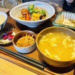 Kawara CAFE＆DINING - 週替わりkawara和定食　1,100円税込
      鶏肉と彩り野菜の黒酢和