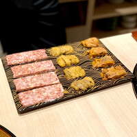 横浜 うしみつ - 和牛の雲丹ユッケドッグ淡雪塩 〜雲丹2列乗せ〜