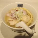 淡麗拉麺 己巳 - たまに行くならこんな店は、桜木町駅から楽々徒歩圏内にある「淡麗拉麺 己巳」です。