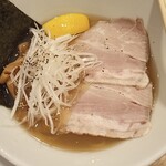 Ichimentenni Tsuuzu - 冷やししじみラーメン850円。スープはさすがだけど具材がマッチしていない感じがした。