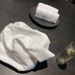 TOKi - ナプキンとおしぼりとスターターのドリンク