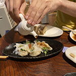 餃子処三日月 - 水餃子に雨のようにタレをかける。