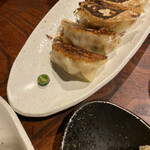 餃子処三日月 - 青唐辛子餃子。端にあるサインでわかるシステム。