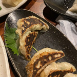 餃子処三日月 - こちらは紫蘇焼餃子。