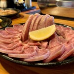 Ikeshita Horumon Senta - 豚タン丸々一本盛り