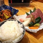 炭火焼肉　縁花 - 自家製キムチ盛合せ、特上厚切りヒレ、ご飯大