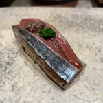 159932198 - 秋刀魚握り 当たり葱と肝ソース