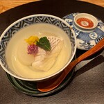 もちづき - 鯛と蕪　菊菜　菊の花のお椀