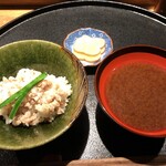 薪鳥新神戸 - 鳥そぼろご飯 + 鳥出汁の赤だし