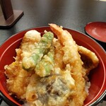 羽衣 - 天ぷら丼　アップ　ししとう、エビ２本、あなご、いか、きす、しいたけが入ってました