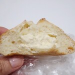 手ごね まめぱん屋 - ・「オレンジチーズ(¥170)」の断面。