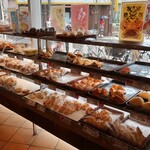 BAKERY CAFE ANTENDO - 陳列棚の様子②。