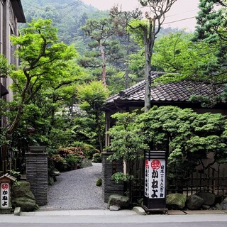 800坪の優雅な庭園を臨むお座敷