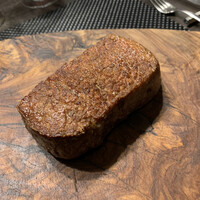 スカイツリービューレストラン 簾 - 炭火窯で焼き上げた　栃木和牛「匠」400g  今回はコース仕立てにつき、これを4人で切り分けます。