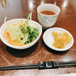 豫園 - ランチ定食のサラダと搾菜。お茶。
