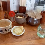 一匠 - 薬味セット　すりおろししょうが　七味唐辛子　ネギ　天カス　出汁もこの後持ってきてくれました