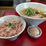 味玉塩そば1250円、肉メシ