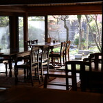 古材の森 - 和室にイギリスアンティークのテーブル