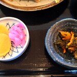 おか多 - とびっ子と昆布の佃煮？
      これはなかなか美味しい味わいだった。