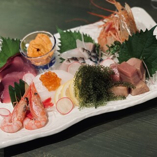 使用宫古岛近海捕获的当地产鱼制作的“刺身拼盘”和烧烤等料理◎