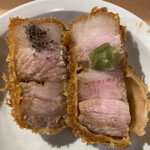 とんかつ 丸七 - 焼きカツ丼(上） 左 硫黄塩　右 茎ワサビ