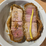 とんかつ 丸七 - 焼きカツ丼(上） 左 七味　右 辛子