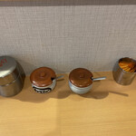 とんかつ 丸七 - 七味・茎わさび・硫黄塩・辛子