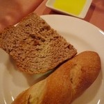 ゴッサム - クルミ入りライ麦パンとプチバゲット