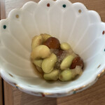 蕎麦居酒屋 彩海 - お通しの青大豆のなめこおろし　よく冷えてて柚子がほのかに効いていて美味しい