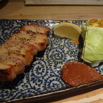 厨ぼうず - パリパリキャベツと、どでかい黒豚串：２５０円