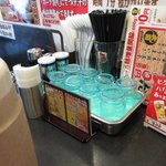 新開地 大関 - テーブル上に並んでます