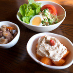 山ぼうし - 「タンシチューランチ」のサラダと小鉢2品。どれも優しい味わいで美味しかった。