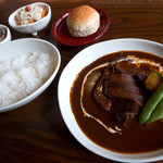 「タンシチューランチ」（1,575円）。これにサラダとドリンクが付きます。