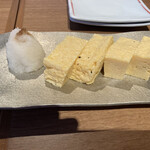 蕎麦居酒屋 彩海 - 寿司屋の卵焼き　ココのお店の基本と思われる鰹出汁かしっかり効いた美味し卵焼き　温かいと思ったらキンキンに冷えてました