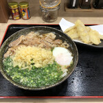 Honkakuha Hakata Udon Hasida Taikiti - 肉ごぼう天うどん¥900、温泉たまご¥100