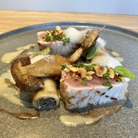 フィエルテ - 北海道産 本鮪／仏産 セップ茸
                    本鮪炙りに、セップ茸のパウダーを練り込んだデュクセルをカネロニ仕立てにした一皿。
                    イグチダケ、オマール海老、マッシュルームのソースが織りなすハーモニーに秋風を感じます。