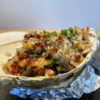 フィエルテ - 三陸産 牡蠣／イベリコ豚
                    四つ足と牡蠣の組合せは常々難しいと感じてましたが、酸味を効かせ食材を細かく刻んだ食感と合わせ極自然な感覚でいただけました。
                    万願寺唐辛子の風味が牡蠣に馴染み美味しかったです♪