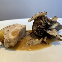 フィエルテ - 仏産 ホロホロ鳥／トランペット茸
                      ホロホロ鳥の皮と身の間にトリュフのムースを入れ蒸しあげた料理、これは激うまでございます！
                      トランペット茸のピュレ、琥珀茸に舞茸の直火焼き、秋の味覚満載でございます♪