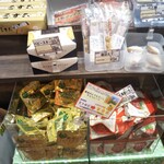 北海道うまいもの館 - 左下にあるのが購入した
            黄金のトウモロコシチョコレートです100円くらい