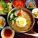 Kenta Mama No Mise - 水冷麺定食·980円。今日も賑やかなコリアンランチ。