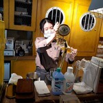 海鮮 イタリアンバル ルチアーノ - こちらはアルバイトさん(大学生)